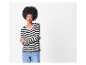 Model in gestreept shirt en jeans.