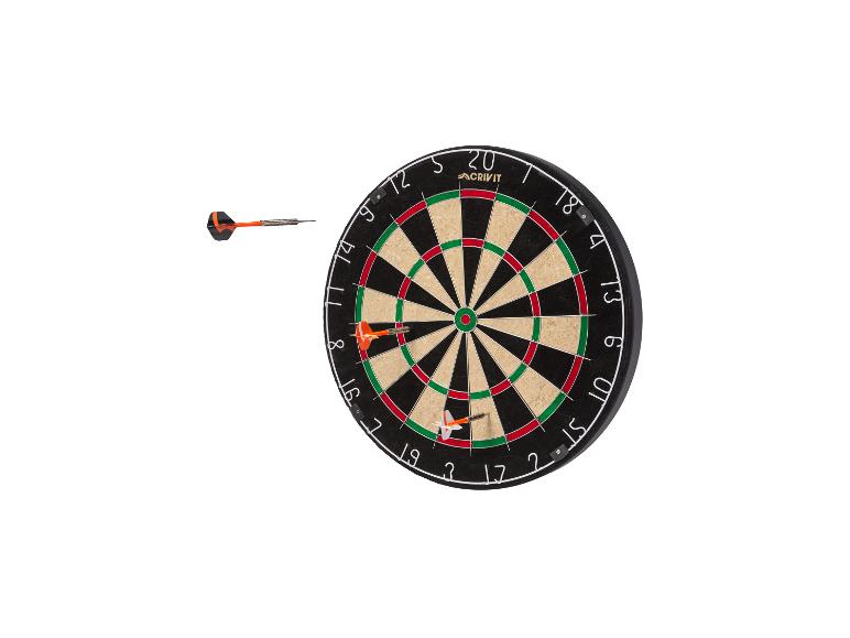 Een dartbord met twee darts erin en één dart die ernaartoe vliegt.
