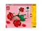 LEGO doos met twee rode rozen en bladeren.