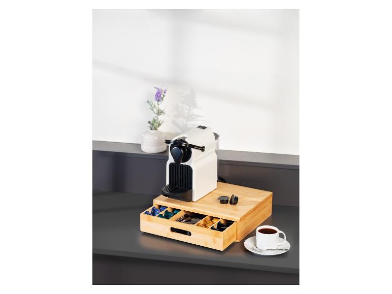 Koffiezetapparaat, capsules en bamboe opbergbak.