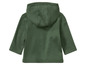Een groene hoodie met lange mouwen voor baby's.