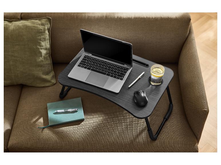 LIVARNO home laptoptafel op een bank met laptop, muis, pen en een glas water