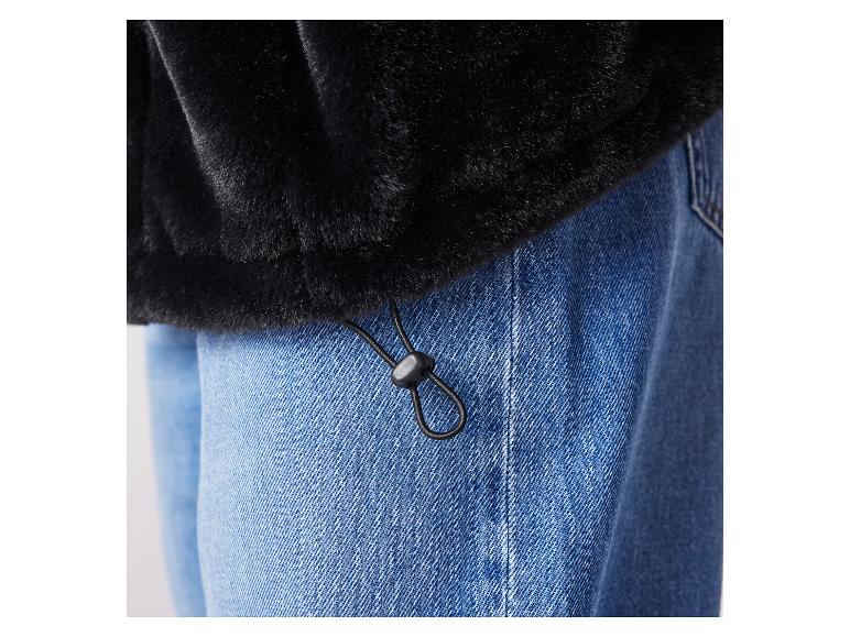 Zwarte imitatiebontjas met blauwe jeans en verstelbaar trekkoord