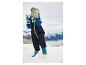 Blij kind in winterpak, wanten en laarzen, spelend in de sneeuw.