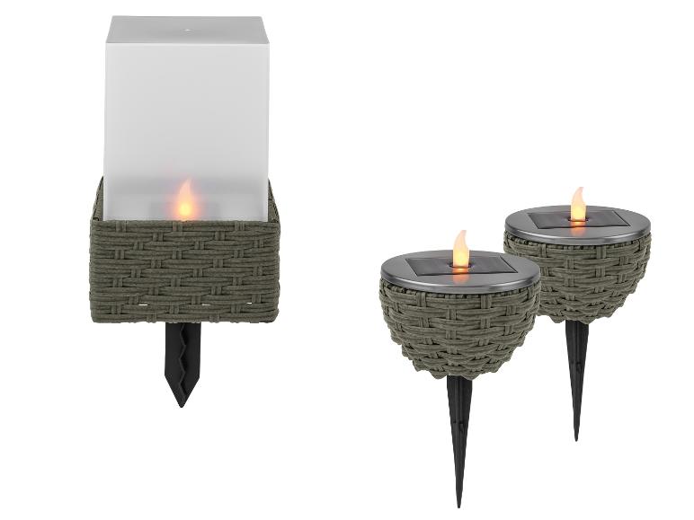 Solar tuinverlichting: één vierkante lantaarn en twee ronde fakkel-stijl lampen met flikkerende vlammen.