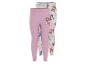 Meisjeslegging met stripfiguren en hondenpootafdrukken.