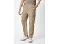 Beige cargo broek en witte sneakers voor heren.