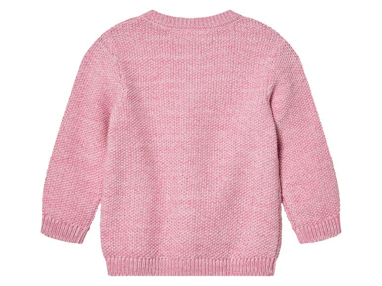 Roze trui met lange mouwen.