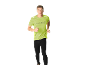 Man in een limoengroen sportshirt en zwarte legging, rennend.