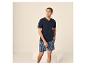 Man in marineblauw V-hals T-shirt en blauw gestreepte pyjamashort.