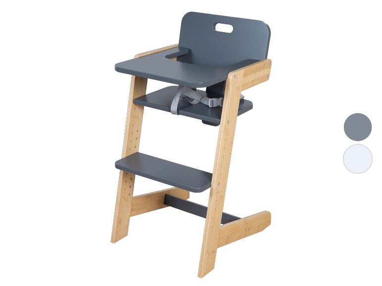 Houten kinderstoel met grijze zitting en dienblad, met veiligheidsharnas.