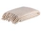 Zachte, beige deken met franjes.