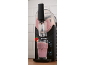 Slushiemaker met een glas aardbeienslushie, gegarneerd met een verse aardbei.