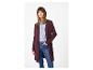 Vrouw in bordeauxrode cardigan, blauw gestreept overhemd en blauwe jeans