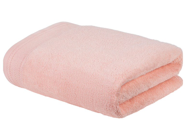 Een roze badhanddoek gevouwen.
