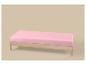 Houten eenpersoonsbed met roze matras op beige achtergrond