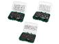 Drie sets bits en doppen in groene dozen, met diverse opzetstukken en adapters.