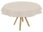 Beige tafelkleed op een ronde houten tafel.