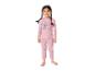 Meisje in roze pyjama met lange mouwen, cartoonfiguren en bloemenpatroon.