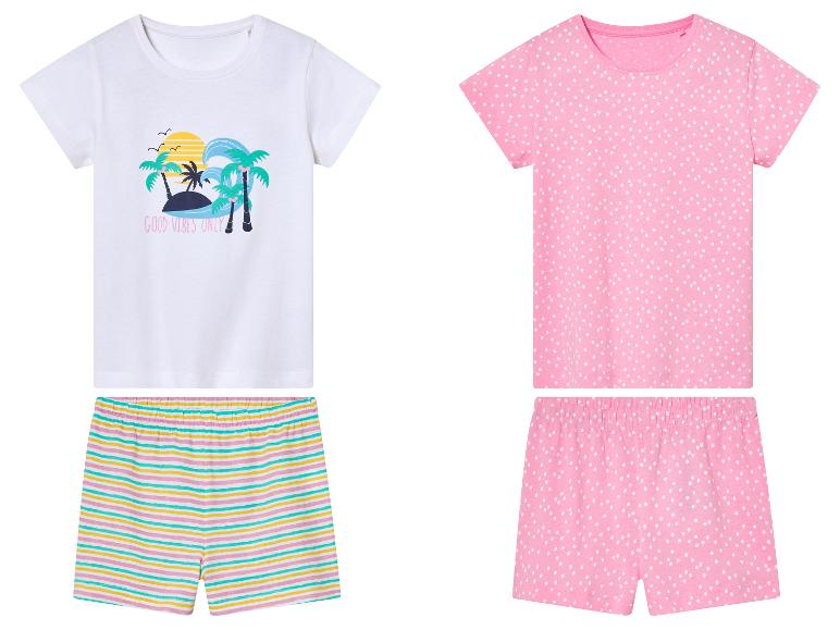 Kinderpyjama: wit shirt met tropische print en gestreepte short, roze shirt met stippen en roze short met stippen.