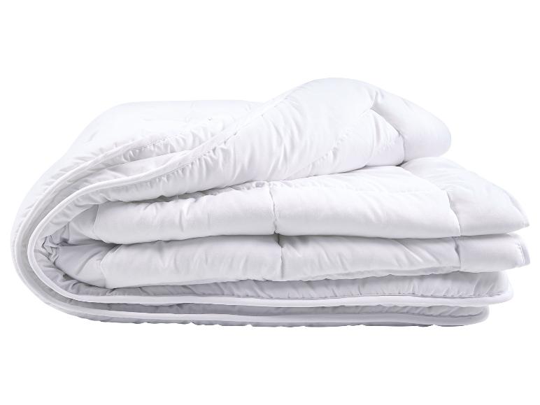 Opgevouwen wit dekbed of sprei