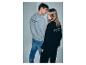 Man en vrouw in grijze en zwarte sweatshirts met de tekst 'TREVESSE BLUE'.