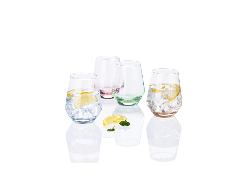 Vier glazen met water, ijs en citroenschijfjes.