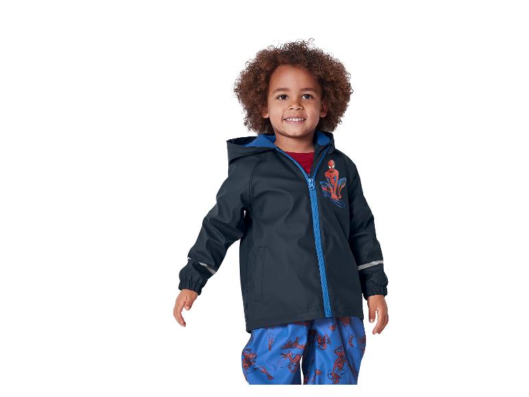 Lachend kind in een Spiderman regenjas en bijpassende broek.
