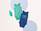 Twee baby-onesies, één blauw met 'Sun Sea' print en één groen.