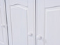 Witte kast met drie deuren