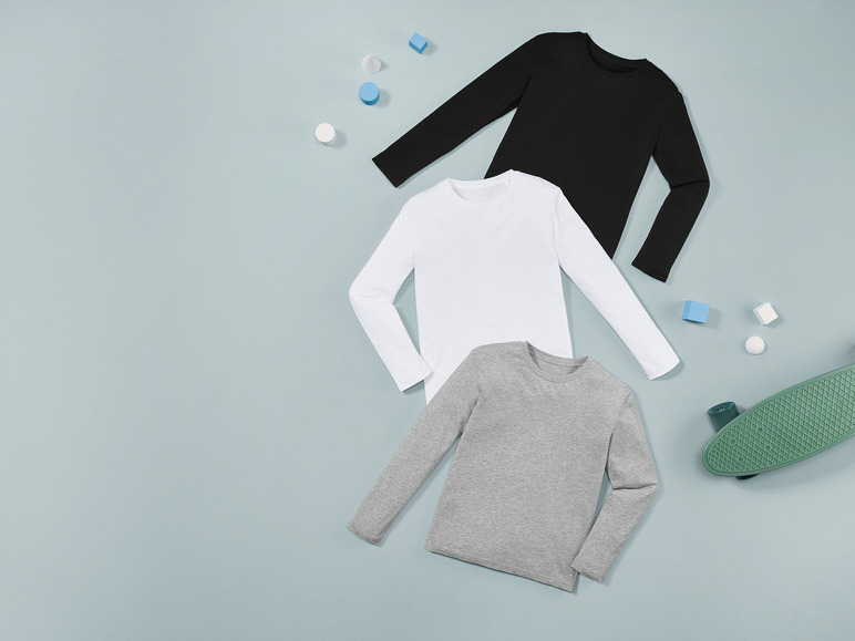 Zwarte, witte en grijze longsleeves met een skateboard