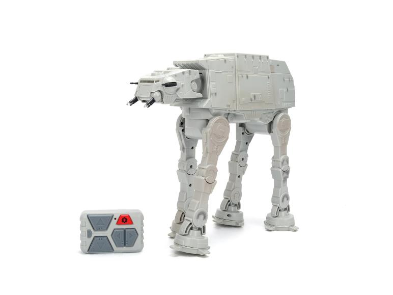 Robot speelgoed met afstandsbediening op een witte achtergrond.