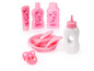 Een roze speelgoedset met fles, spenen, een bord en bestek.