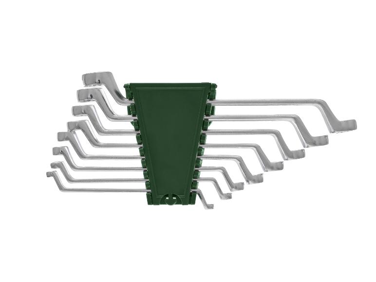 Set zilveren ringsleutels in een groene houder