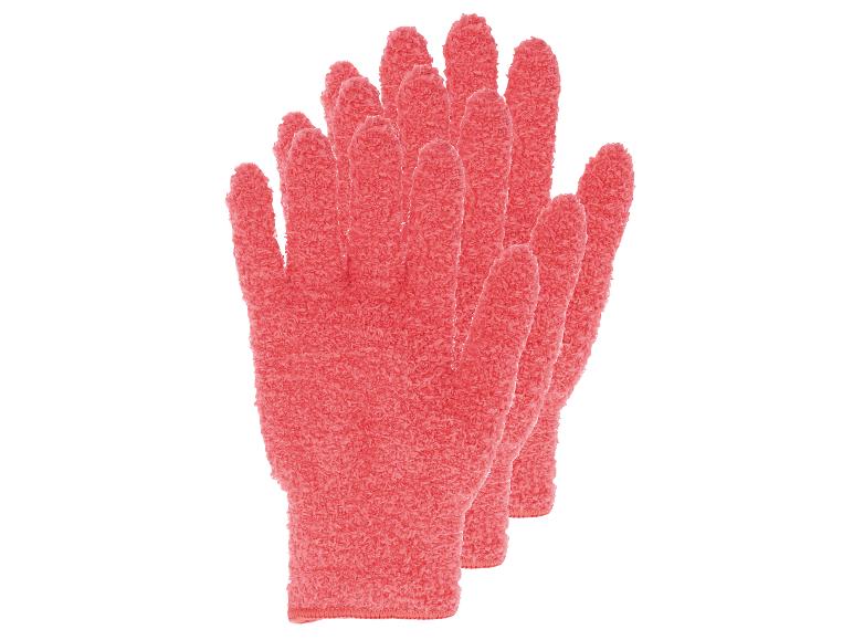 Drie paar pluizige roze exfoliërende handschoenen.