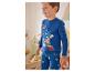 Jongen in blauwe Sonic the Hedgehog pyjama, lachend in een kleurrijke kamer.