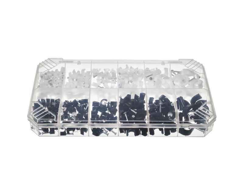 Zwarte en witte kabelclips in een transparante doos.