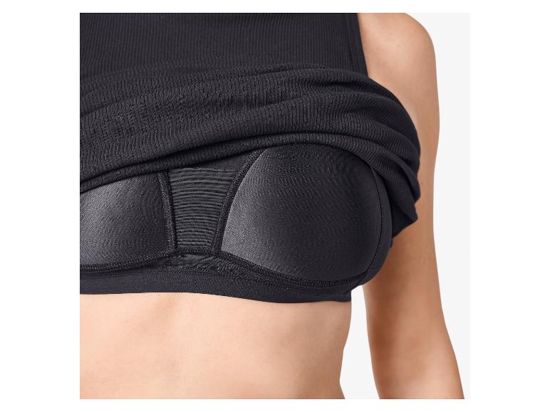Zwarte geribbelde top over een zwarte sportbeha met gewatteerde cups.