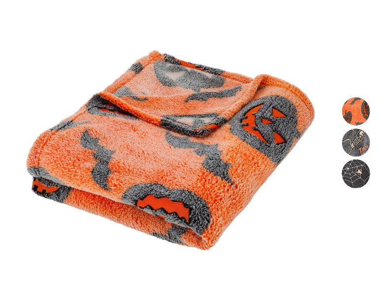 Oranje-grijze Halloween deken met pompoen-, skelet- en spinnenwebpatronen.