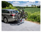 Twee mountainbikes op een Thule Premium 2 fietsendrager op een auto.