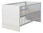 Een wit en grijs babybed met houten lattenbodem.