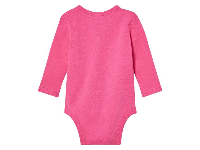 Een roze baby-onesie met lange mouwen.