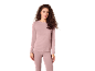 Vrouw in roze pyjama met lange mouwen en broek.