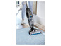Een Bissell CrossWave Pro stofzuiger met stoom reinigt een vloerkleed.
