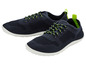 Twee donkerblauwe sneakers met groene veters.