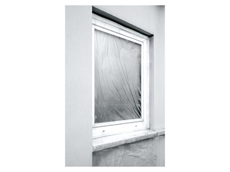 Raam afgedekt met beschermfolie tijdens renovatie.