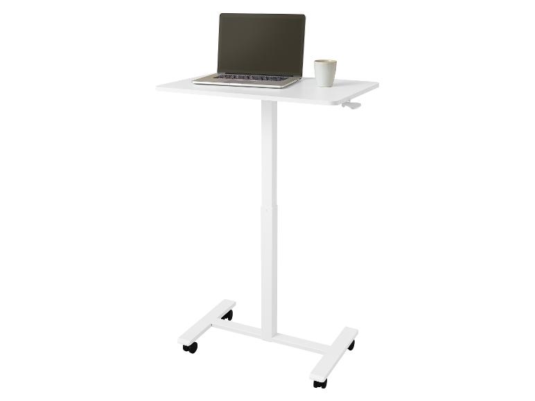 Witte mobiele sta-bureau met laptop en mok.