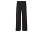 Zwarte broek met wijde pijpen.