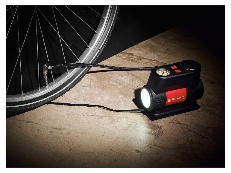 ULTIMATE SPEED minicompressor UMK 10 E4 die een fietsband oppompt.