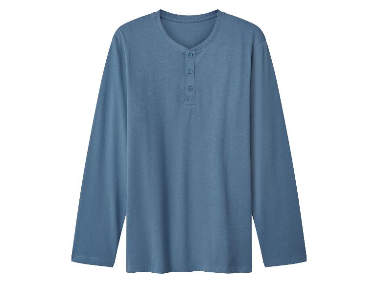 Een blauw Henley-shirt met lange mouwen en drie knopen op een witte achtergrond.